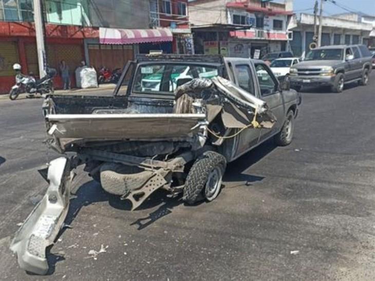 Se registra choque de tráiler contra dos camionetas en el Boulevard Banderilla