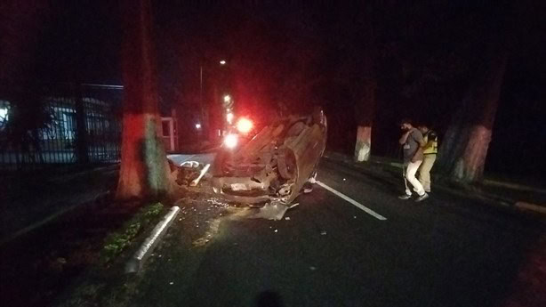 Tráiler choca por alcance y conductor queda prensado en libramiento Xalapa- a Miradores