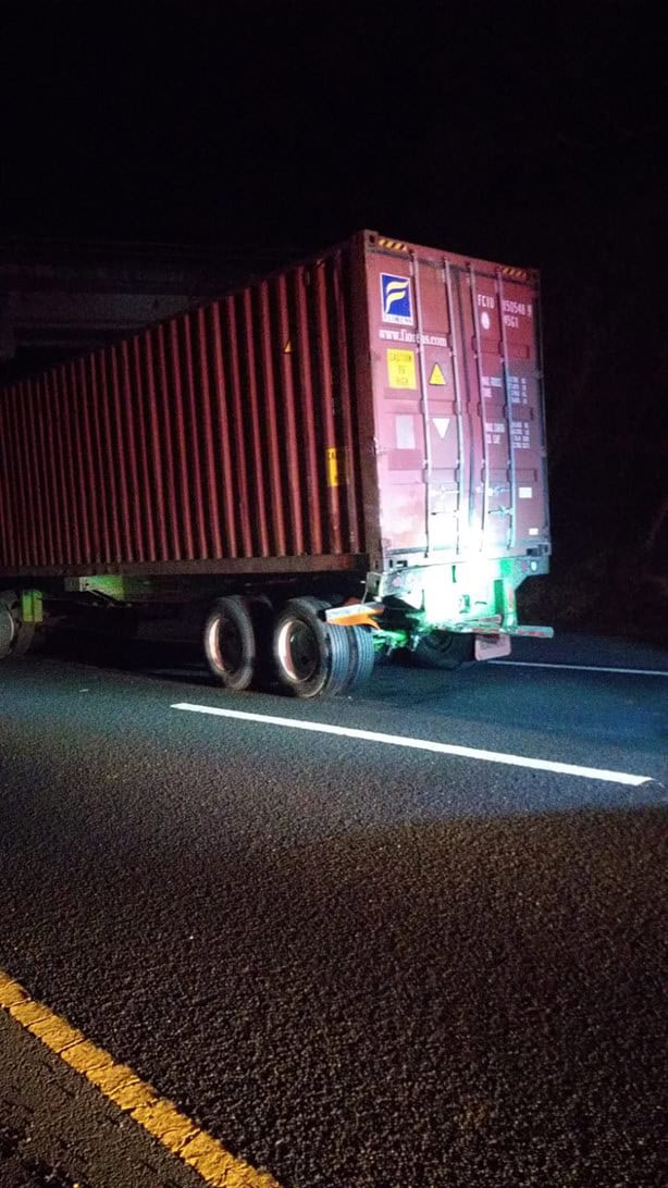 Tráiler choca por alcance y conductor queda prensado en libramiento Xalapa- a Miradores