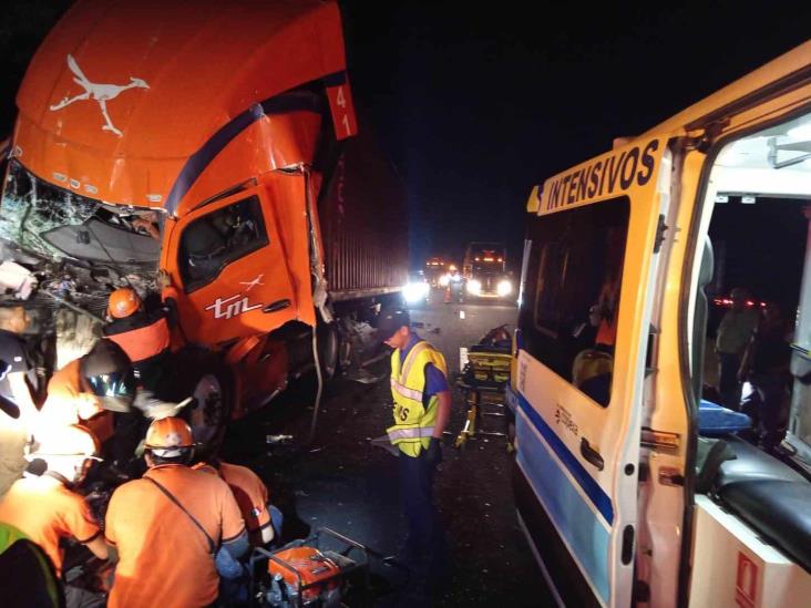 Tráiler choca por alcance y conductor queda prensado en libramiento Xalapa- a Miradores