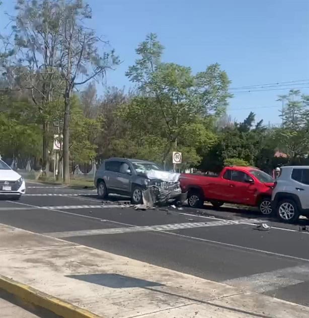 Carambola de 5 vehículos en carretera  Xalapa-Tamarindo, a la altura del cuartel militar