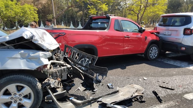 Carambola de 5 vehículos en carretera  Xalapa-Tamarindo, a la altura del cuartel militar