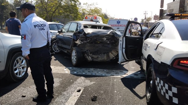 Carambola de 5 vehículos en carretera  Xalapa-Tamarindo, a la altura del cuartel militar