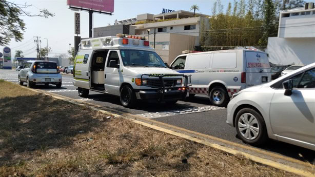 Carambola de 5 vehículos en carretera  Xalapa-Tamarindo, a la altura del cuartel militar