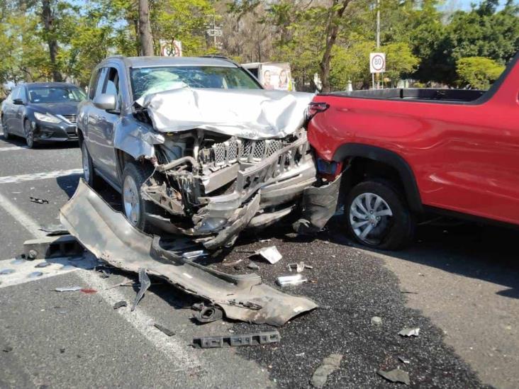 Carambola de 5 vehículos en carretera  Xalapa-Tamarindo, a la altura del cuartel militar