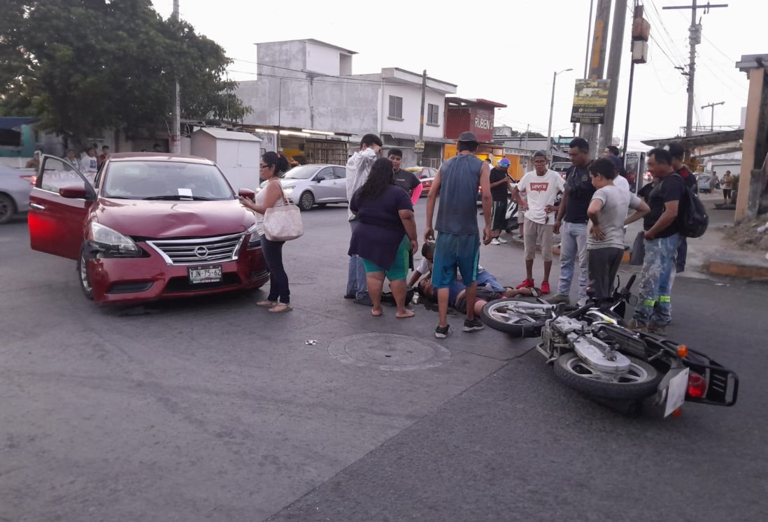 Fuerte accidente en colonia Venustiano Carranza deja a motociclista herido en boca del río