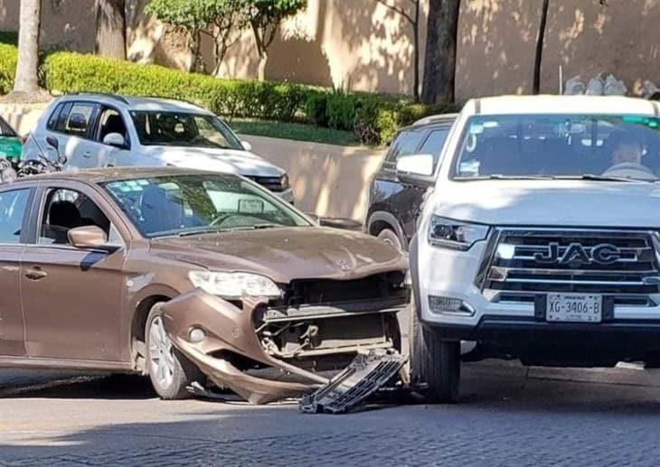 Choque causa caos vial en pleno centro de Xalapa