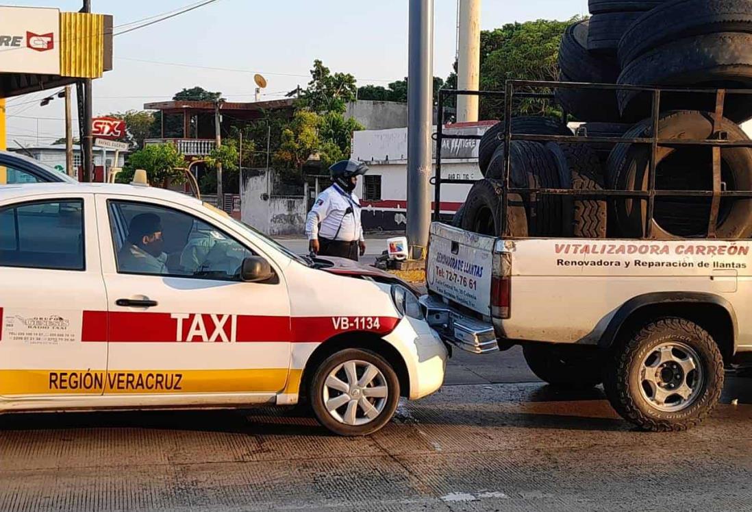 Se estrella taxi contra camioneta en calles de la colonia Villa Rica