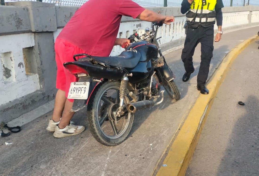 Adolescente derrapa en moto en calles del centro de Veracruz