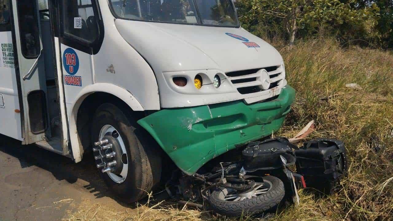 Autobús de pasajeros arrolla a motociclista en Medellín