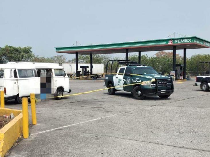 Por presunto golpe de calor, muere hombre al interior de una combi, en Tierra Blanca