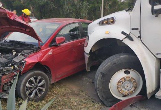 Choque entre auto y camión de carga deja dos lesionados, en Fortín