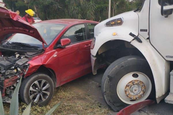 Choque entre auto y camión de carga deja dos lesionados, en Fortín