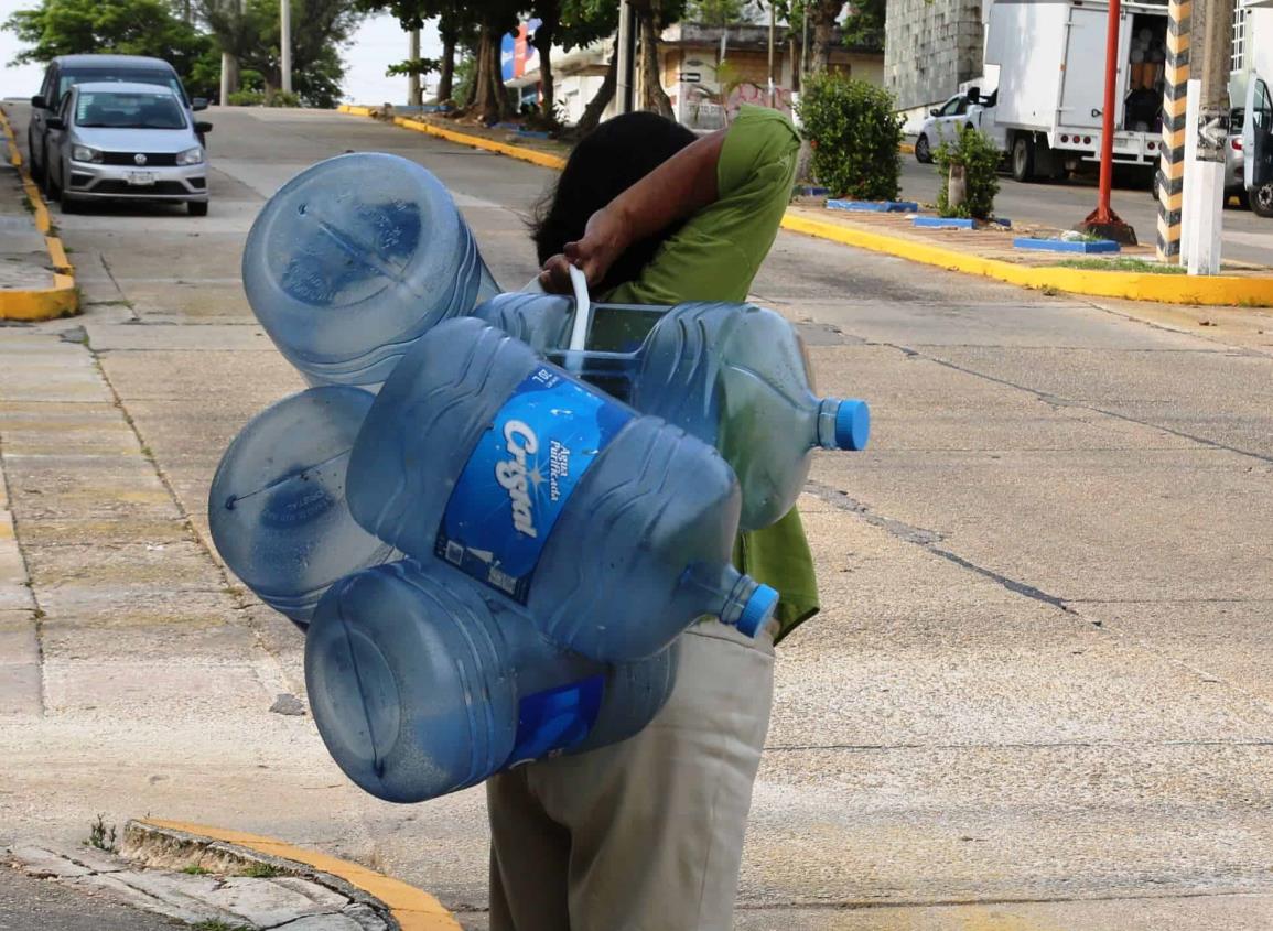 Comienza a escasear agua de garrafón en Coatzacoalcos; dispensadoras dejan de funcionar