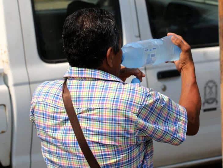 Esta es la cantidad de agua que debes tomar al día para prevenir deshidratación