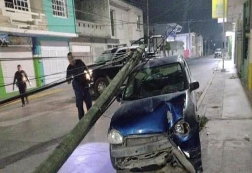 Abandonan automóvil en Tierra Blanca tras chocar con un poste