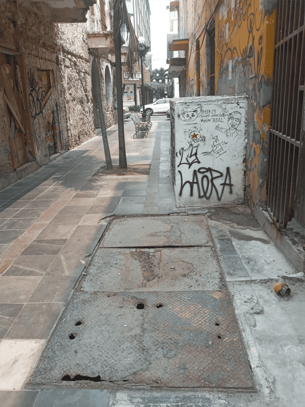 Denuncian peligrosos registros deteriorados en callejón del Centro Histórico de Veracruz