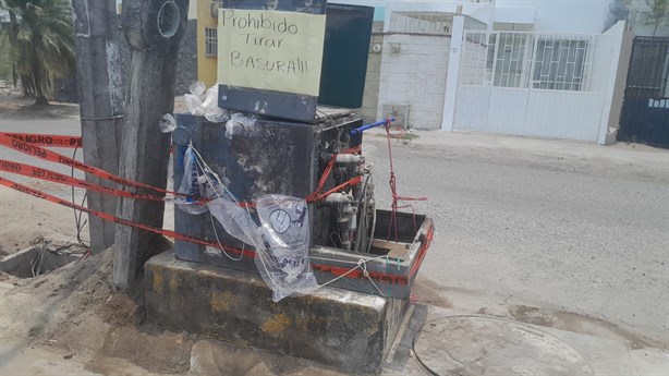Vecinos ponen bolsas de hielo a transformador para no quedarse sin luz en Veracruz