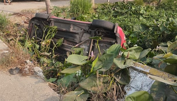 Taxista pierde el control y termina en canal de aguas negras en Coatzacoalcos