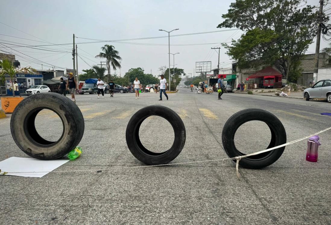 Abren circulación de la avenida JB Lobos, en Veracruz; vecinos retiraron el bloqueo