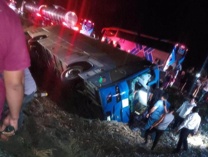 Militantes de Morena sufren volcadura en autopista del sur de Veracruz; iban a mitin de Sheinbaum | VIDEO