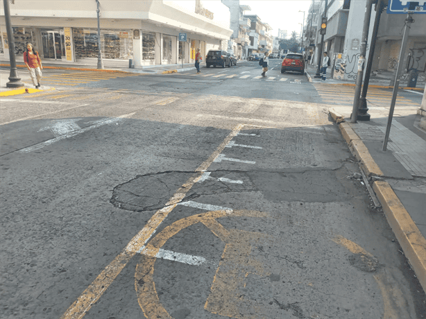 Denuncian calles del Centro Histórico de Veracruz llenas de baches