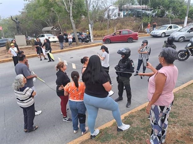 Falta de agua en Xalapa: Vecinos bloquean avenida Arco Sur