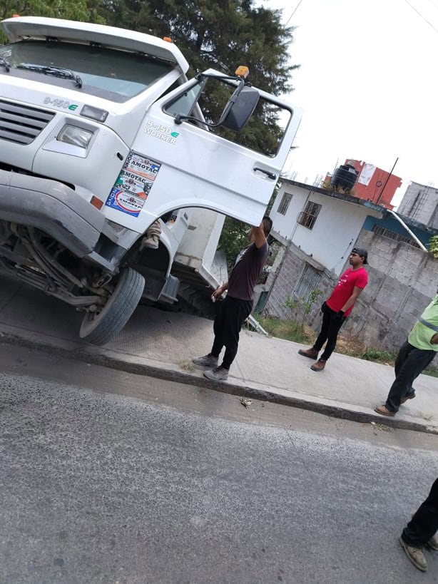 Camión cae en desnivel de Camino Antiguo al Sumidero, en Xalapa