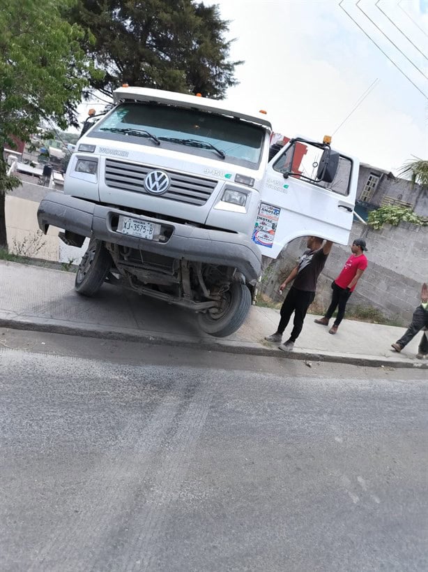 Camión cae en desnivel de Camino Antiguo al Sumidero, en Xalapa