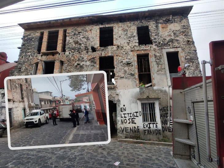 Se registra incendio de basura en casona abandonada, en Xalapa