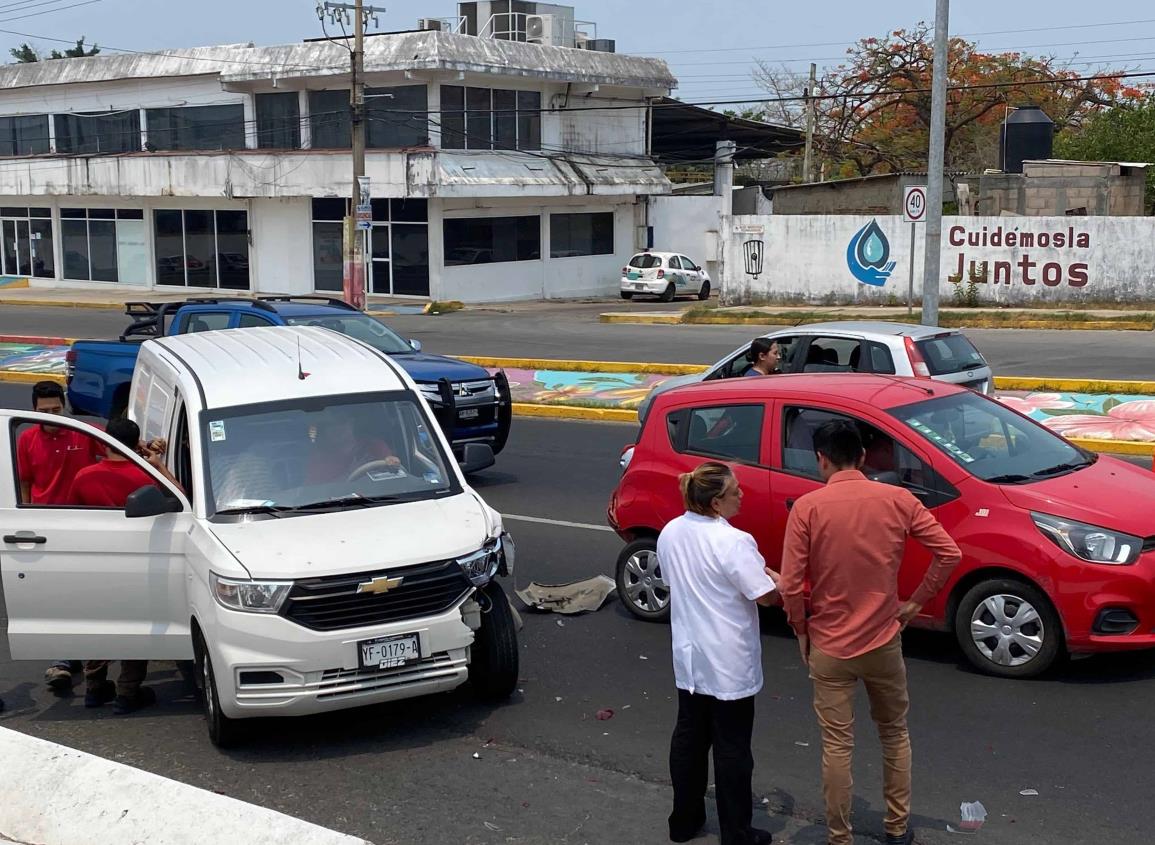 Fuerte choque en Minatitlán dejó como saldo daños materiales y conductores con golpes menores | VIDEO