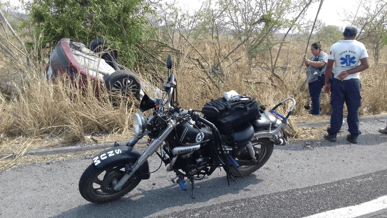 Aparatosa volcadura en carretera Xalapa-Veracruz no deja lesionados
