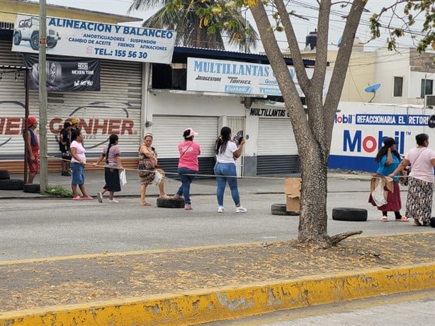 Vecinos continúan bloqueando la avenida JB Lobos por falta de energía eléctrica | VIDEO