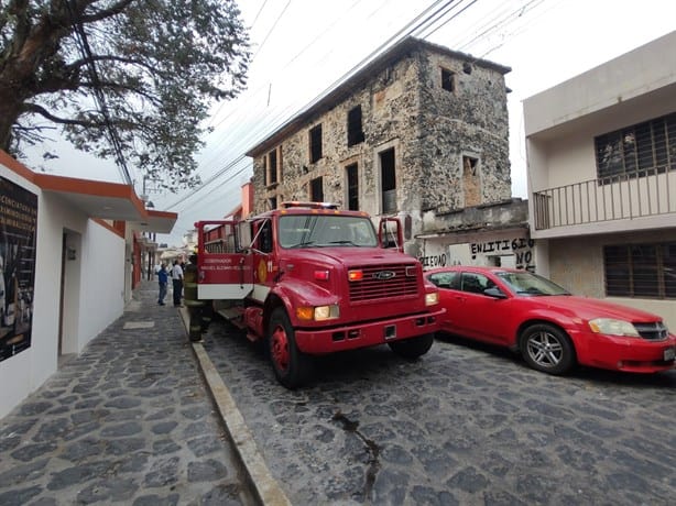 Se registra incendio de basura en casona abandonada, en Xalapa