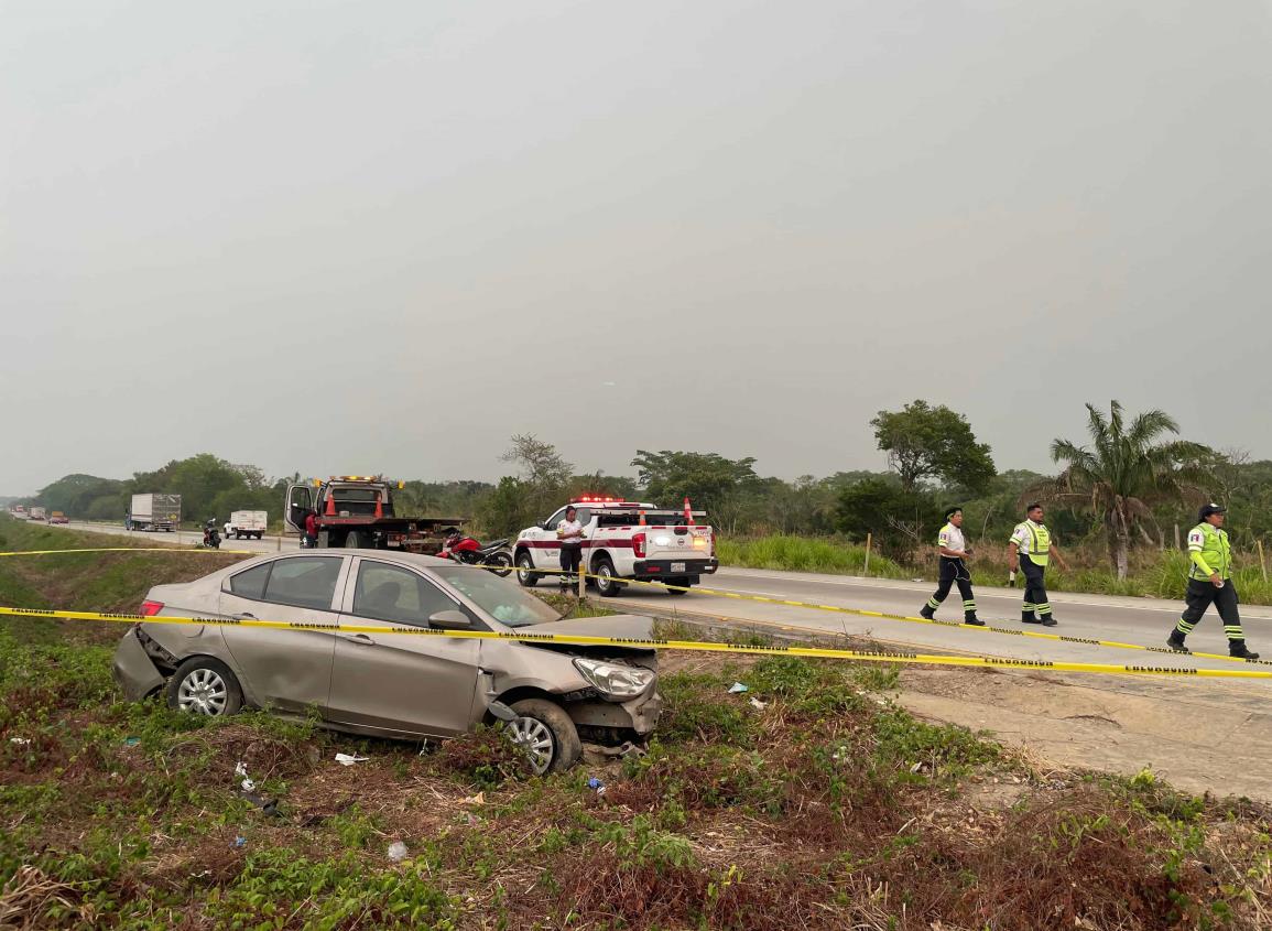 Muere comerciante sayuleña tras volcadura sobre autopista en Acayucan l VIDEO