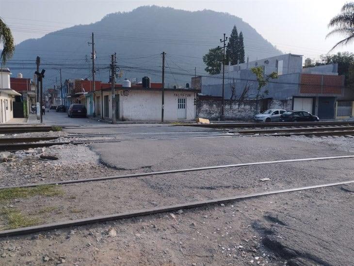 Cruces ferroviarios en pésimas condiciones, exponen ciudadanos en Río Blanco