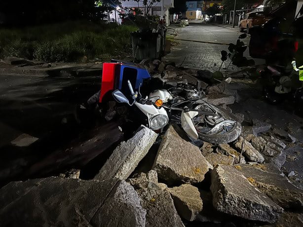 Motociclista choca contra montaña de escombro en Puente Moreno