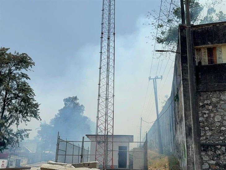 Incendio de pastizal dentro de antigua fábrica textil en Río Blanco (+Video)