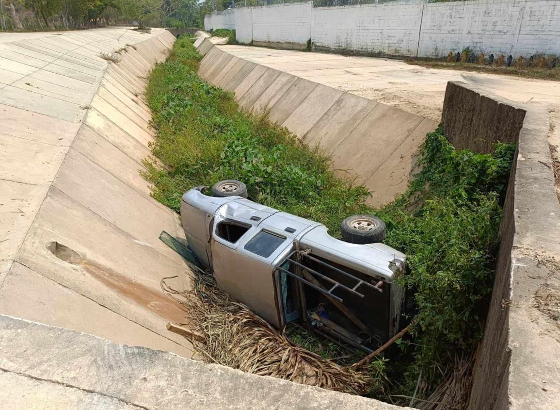 Cae camioneta al desagüe en Moloacán | VIDEO