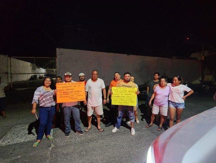 Hartos de continuos apagones toman instalaciones de CFE en Playa Vicente