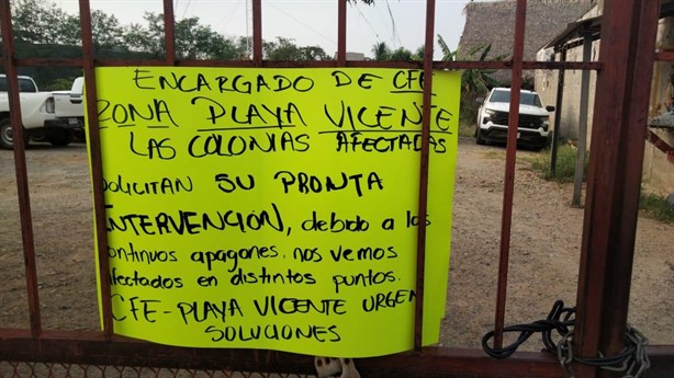 Hartos de continuos apagones toman instalaciones de CFE en Playa Vicente