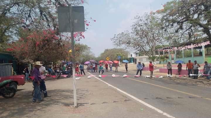 Bloquean carretera en Puente Nacional y retienen a trabajadores de la CFE