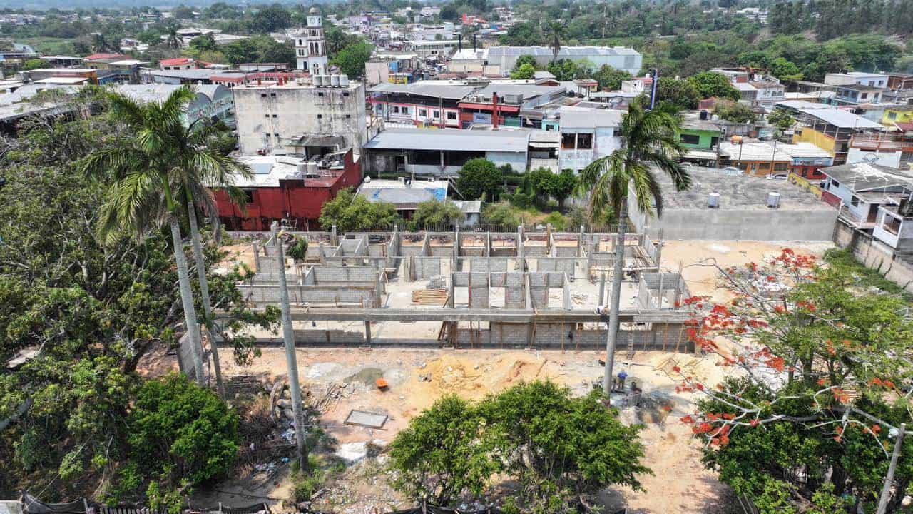 Construcción del nuevo Centro de Salud de Las Choapas, a paso de tortuga