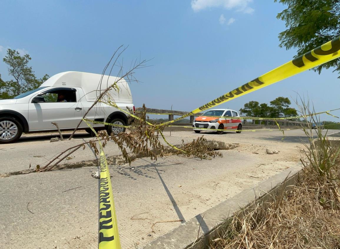 Erosión provoca daños a puente en Texistepec; en riesgo automovilistas | VIDEO