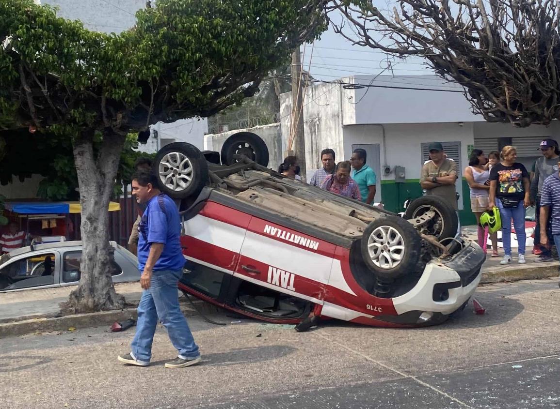 Taxi termina llantas arriba tras fuerte choque en Minatitlán l VIDEO