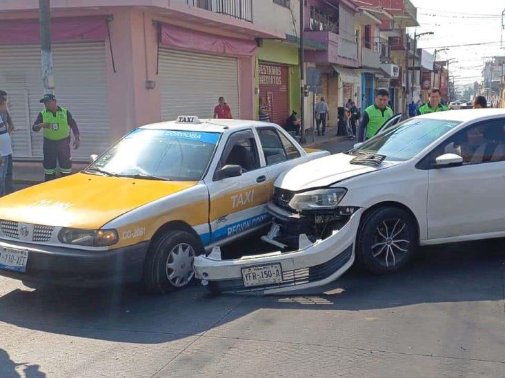 Taxi y particular chocan en el centro de Córdoba