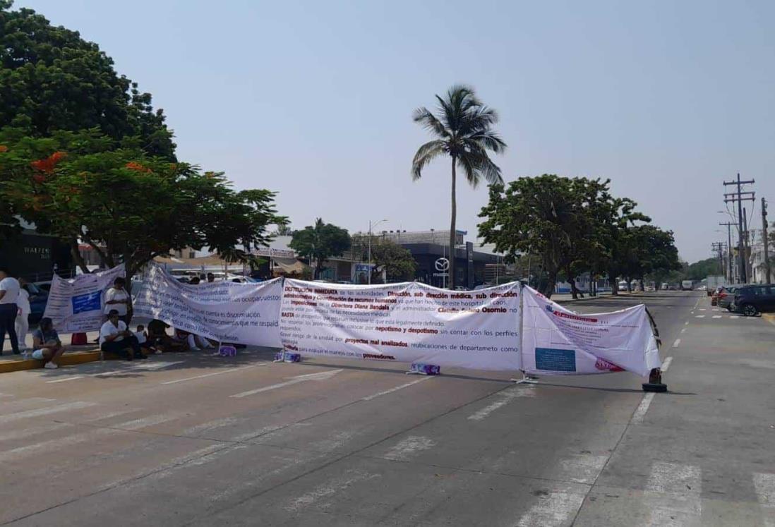 Enfermeras del ISSSTE bloquean avenida Díaz Mirón, en Veracruz