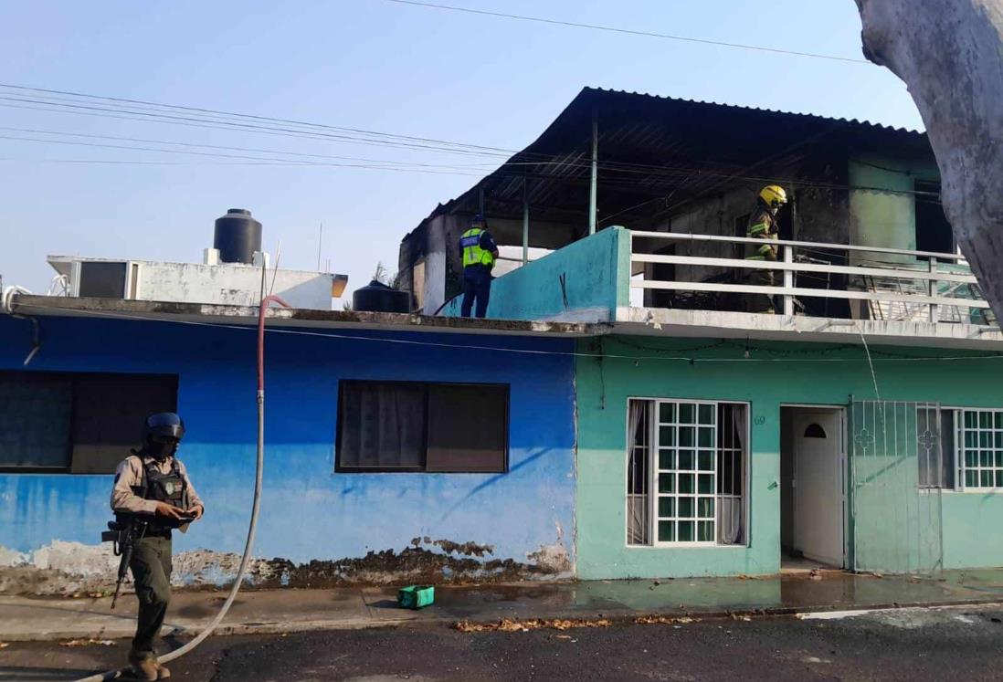 Se incendia casa en colonia Las Antillas en Veracruz, familia logra salir a tiempo | VIDEO