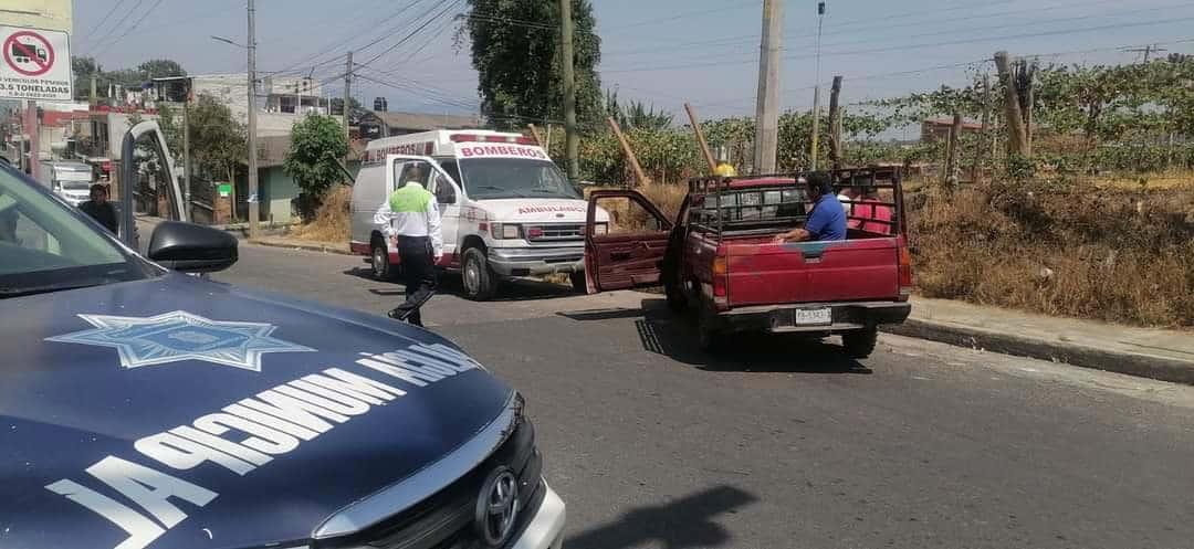 Se estrellan contra poste de CFE en Coscomatepec