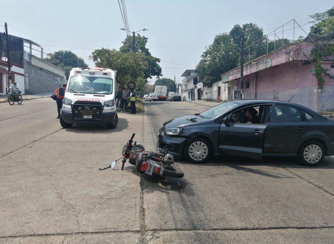 Dos heridos tras impacto de automóvil contra motocicleta en Coatzacoalcos | VIDEO